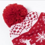 Gorro de poliéster con original diseño navideño y pom pom rojo