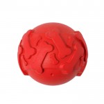 Pelota de goma para mascotas con relieve en forma de huesos color rojo primera vista
