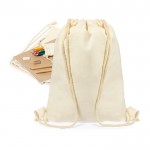 Bolsa de algodón con un set de escritura, colores y cuaderno color beige