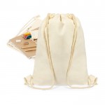 Bolsa de algodón con un set de escritura, colores y cuaderno color beige