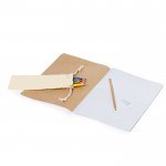 Bolsa de algodón con un set de escritura, colores y cuaderno color beige cuarta vista