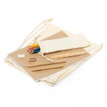 Bolsa de algodón con un set de escritura, colores y cuaderno color beige primera vista