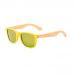Gafas de sol coloridas con patillas de bambú y protección UV400 color amarillo primera vista