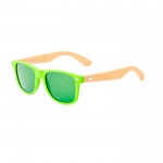 Gafas de sol coloridas con patillas de bambú y protección UV400 color verde claro primera vista