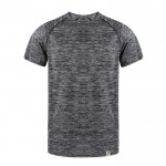Camiseta técnica de RPET transpirable con diseño de efecto lavado color negro primera vista