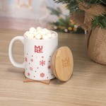 Taza de cerámica con diseño de copos de nieve y tapa de bambú 300ml vista de ambiente
