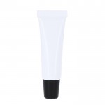 Bálsamo labial en formato crema en tubo blanco con tapón a color SPF15 color negro primera vista