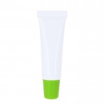 Bálsamo labial en formato crema en tubo blanco con tapón a color SPF15 color verde primera vista
