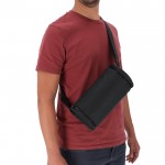Bolso bandolera cilíndrico de PU con bolsillos de acceso rápido cuarta vista