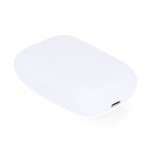 Auriculares en estuche blanco con función extra de powerbank cuarta vista