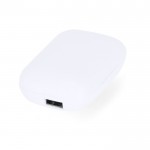 Auriculares en estuche blanco con función extra de powerbank quinta vista