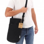 Bandolera en forma cilíndrica de canvas reciclado con gran capacidad octava vista