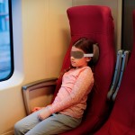 Kit de reposacabeza y antifaz para niño en estuche de oso vista de ambiente