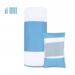 Toalla de playa con funda y bolsillo impermeable en la esquina 200 g/m2 color azul claro primera vista