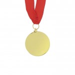 Medalla ganadora de acabado dorado con relieve en el borde tercera vista