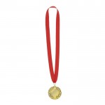 Clásica medalla ganadora con acabado dorado y cinta roja