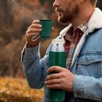 Termo con taza de 120ml de acero inoxidable reciclado 500ml vista de ambiente