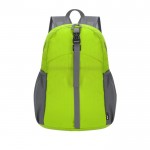 Mochila de poliéster RPET con posibilidad de plegar a tamaño pequeño color verde primera vista