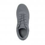 Zapatilla de uso diario con cordones a juego y suela blanca color gris primera vista
