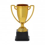 Trofeo dorado con 2 asas a los costados sobre una base negra color dorado primera vista
