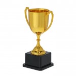 Típico trofeo de color dorado con 2 asas a los costados y base negra segunda vista