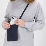 Bandolera de PU con un único compartimiento y cierre de velcro vista de ambiente