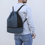 Mochila de cuerdas de PU con bolsillo en la base para zapatos color azul marino vista de ambiente