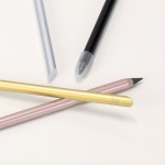 Lápiz eterno de aluminio reciclado con escritura infinita vista de ambiente