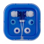 Auriculares blancos en caja de color color azul primera vista