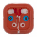 Auriculares blancos en caja de color color rojo primera vista