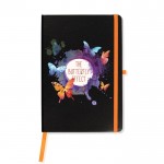 Libreta con tapa de cartón y cinta de color A5 hojas lisas vista con logo impreso