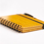 Bloc de notas de bambú con anillas y bolígrafo A6 hojas a rayas color marrón claro vista 2