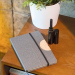Libreta de lino con soporte para móvil con cinta A5 hojas lisas vista de ambiente