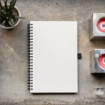 Bloc de notas hecho de cartones de leche A5 hojas lisas vista de ambiente