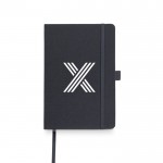 Libreta de RPET con cinta y soporte para boli A5 hojas lisas color negro vista con logo impreso