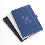 Libreta de RPET con cinta y soporte para boli A5 hojas lisas vista con logo impreso