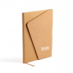 Libreta con tapa de tipo corcho y cierre magnético A5 hojas lisas color marrón claro vista con logo impreso