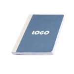 Bloc con tapa de cartón de fibras naturales A5 papel 80 g/m2 color azul marino vista con logo impreso