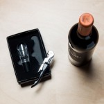 Set de vino compuesto por un sacacorchos y un decantador
