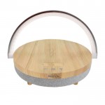 Altavoz Prixton 4 en 1 de 10W con luz LED y base de carga inalámbrica color madera tercera vista frontal