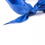 Clásico pañuelo triangular de poliéster en colores vibrantes color azul cuarta vista