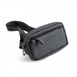 Riñonera de cuero sintético impermeable con dos compartimentos color negro vista 11