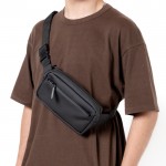 Riñonera de cuero sintético impermeable con dos compartimentos vista de ambiente