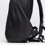 Mochila de viaje con bolsillos antirrobo y espacio para PC 15,6” color negro vista 3