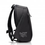 Mochila de viaje con bolsillos antirrobo y espacio para PC 15,6” vista con logo impreso
