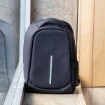 Mochila antirrobo de nylon para PC con bolsillo trasero 15,6” vista de ambiente