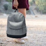 Mochila de poliéster con base de color para portátil 13” vista de ambiente