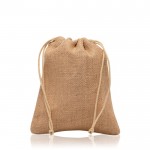 Bolsa pequeña de yute en color natural con dos cuerdas de lazos color marrón claro vista 1