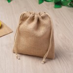 Bolsa que aúna artesanía de yute con dos lazos incorporados color marrón claro