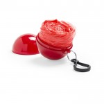 Poncho impermeable dentro de un llavero circular para niños color rojo vista con logo